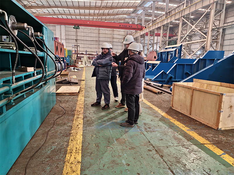 12-19 俄罗斯客户来厂检查1250T双层门剪试机5.jpg